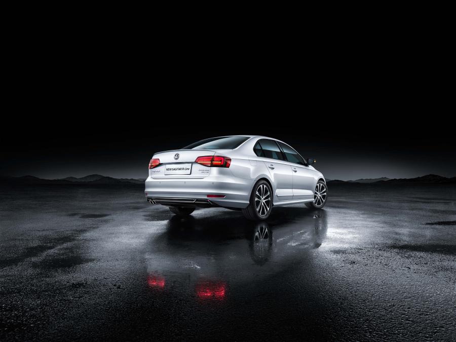  Volkswagen Sagitar R-Line 2016 года  (фото 2 из 5)